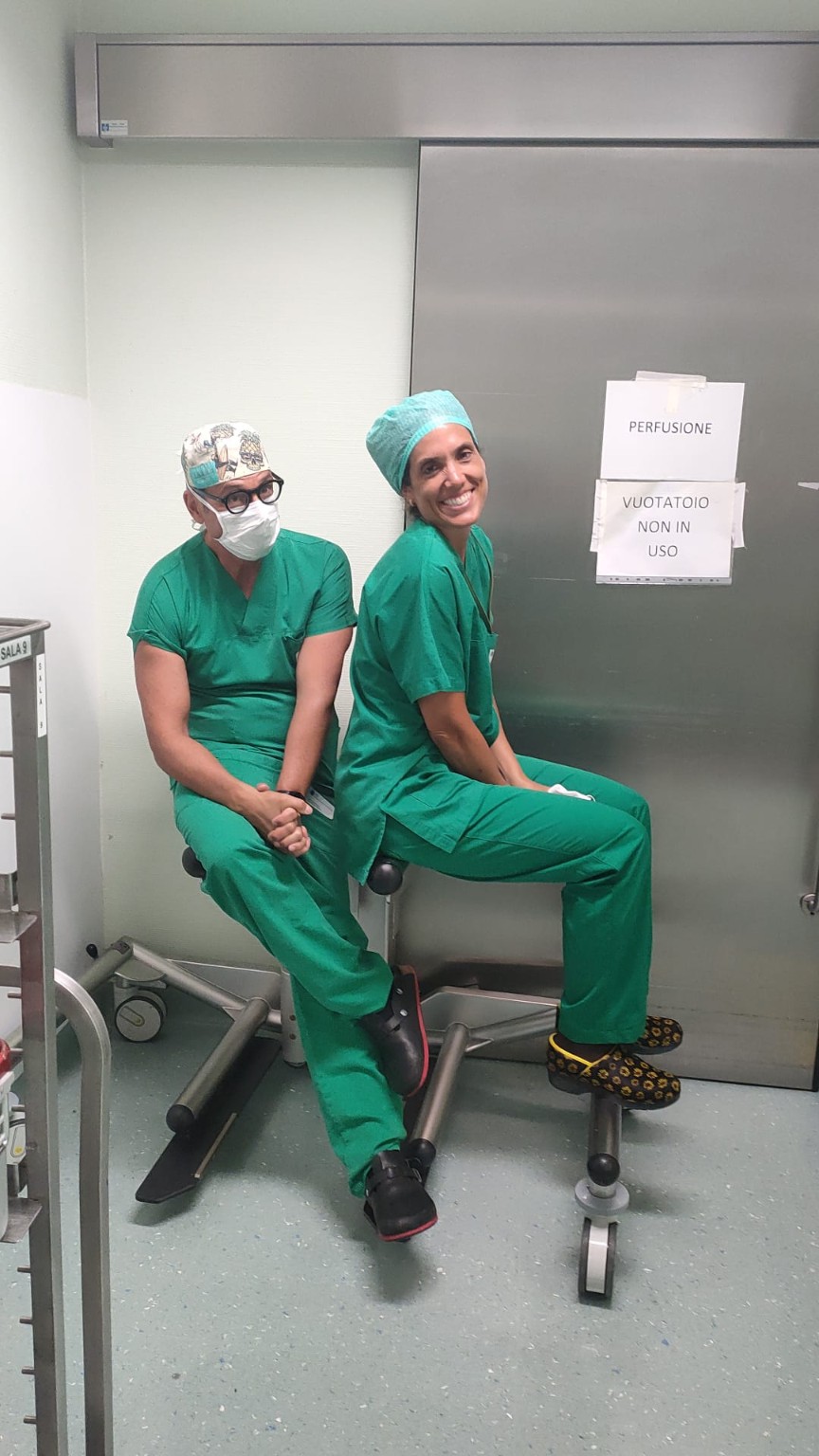 Il Dott. Mattia Intra e la Dott.ssa Denise Mattar in sala operatoria