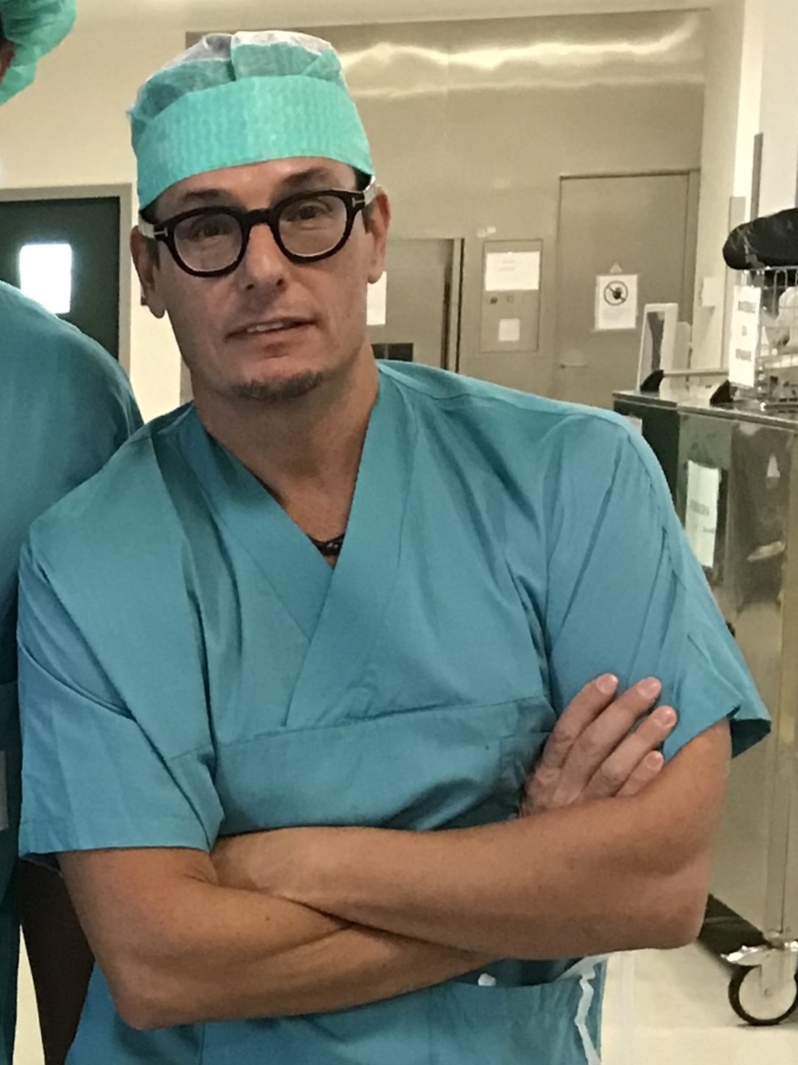 Ritratto del Dott. Mattia Intra in divisa chirurgica
