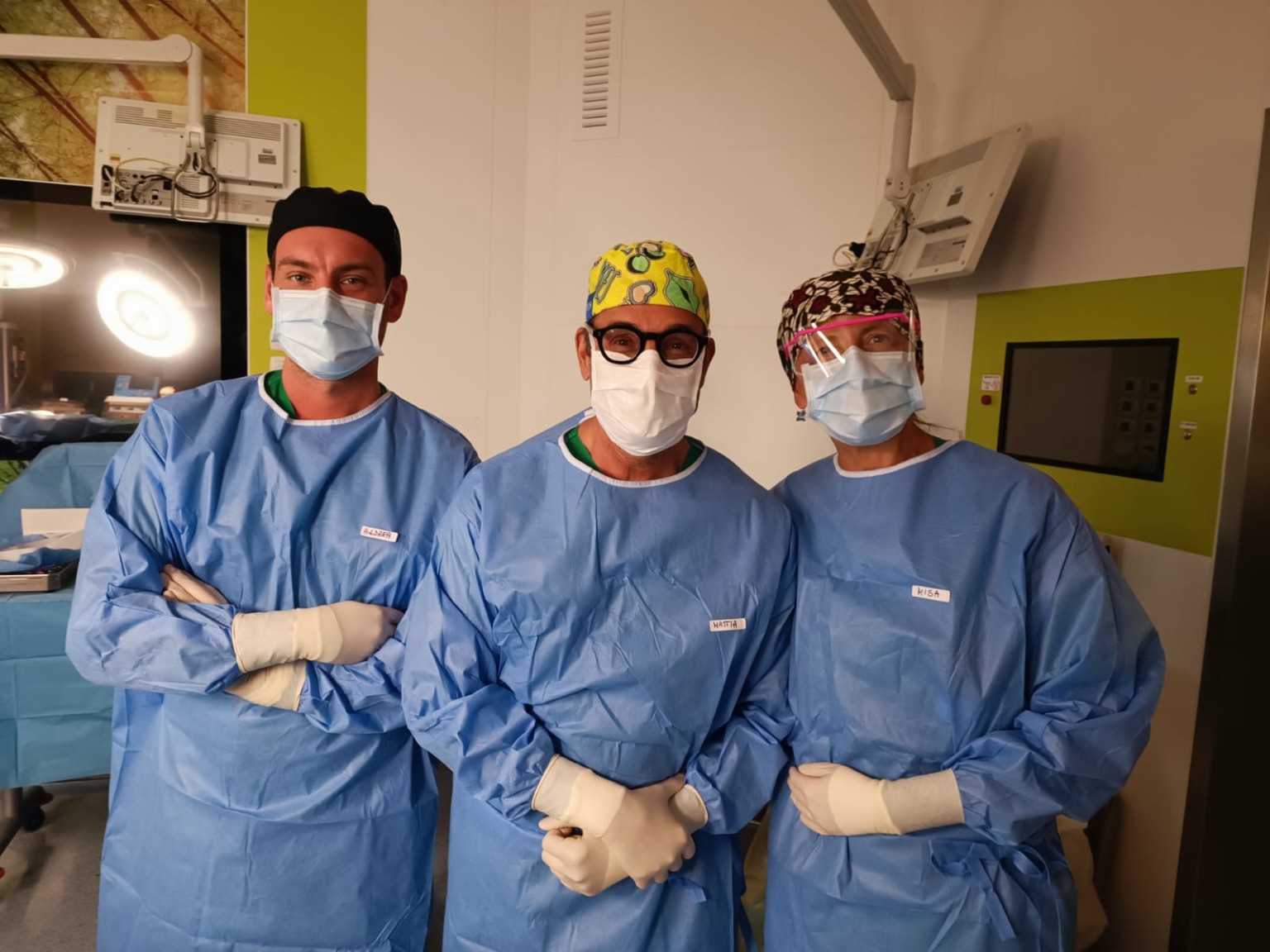 Il Dott. Mattia Intra con il team chirurgico